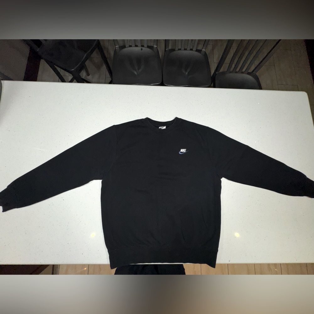 BLACK NIKE SPORTSWEAR SWEATSHIRT MEN’S SIZE MEDIUM ( GREAT CONDITION )